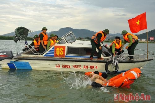 Huấn luyện tìm kiếm cứu nạn ở Bộ CHQS tỉnh Nghệ An.