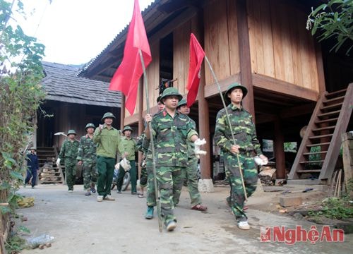 Mỗi buổi sáng, hơn 20 cán bộ, chiến sỹ Bộ Chỉ huy Quân sự tỉnh hồ hởi xuất quân ra hiện trường xây dựng. 