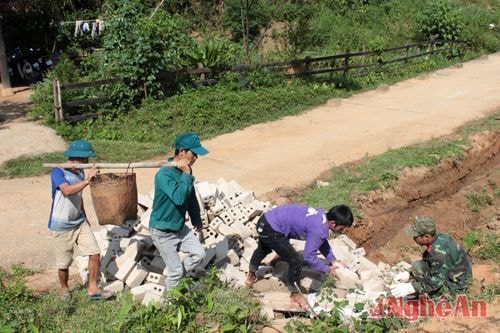 Đồng hành cùng những người lính cụ Hồ còn có lực lượng dân quân tự vệ, thanh niên thôn bản.