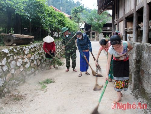 Cán bộ, chiến sỹ Bộ Chỉ huy Quân sự tỉnh cùng nhân dân vệ sinh thôn bản, xây dựng đời sống mới văn hóa.