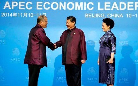  Ông Aquino (trái) gặp mặt ông Tập Cận Bình và phu nhân tại Hội nghị APEC 2014 (Ảnh AP)