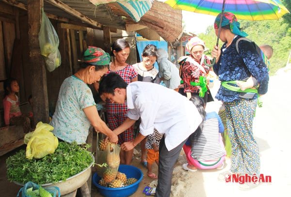 Bản Ngã 3 nằm sát tuyến đường Tây Nghệ An nên bà con vẫn thường đưa các loại nông sản mình làm được 