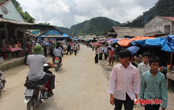 Đi thêm 2km nữa từ ngã 3 Mường Lống sẽ đến chợ Mường Lống