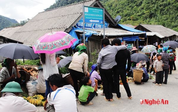 Hôm nay đúng chợ phiên Mường Lống (15/7) nên có rất đông người đến chơi chợ.