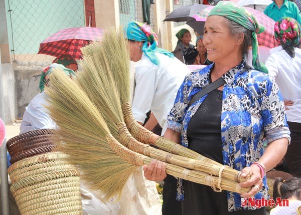 Ai mua chổi nào! 