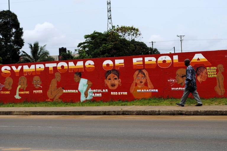 Các triệu chứng nhiễm bệnh Ebola được vẽ lên một đường phố ở Liberia, ảnh Reuters.