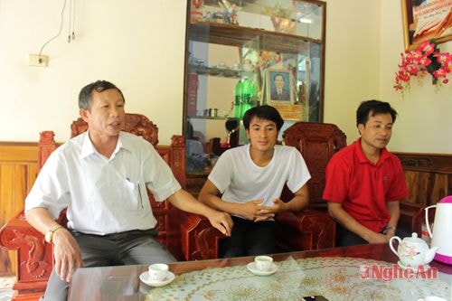 Ông Nguyễn Kim Đương (trái) và anh Hoàng Văn Bình (phải) đang bày tỏ việc hồ sơ đã nộp ngân hàng nhưng chưa có kết quả.