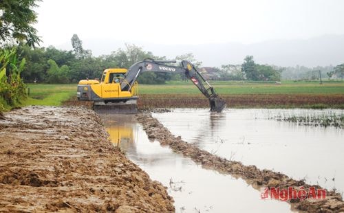 Bình chỉnh đồng ruộng, xây dựng hệ thống giao thông thủy lợi nội đồng ở Xuân Hòa (Nam Đàn)