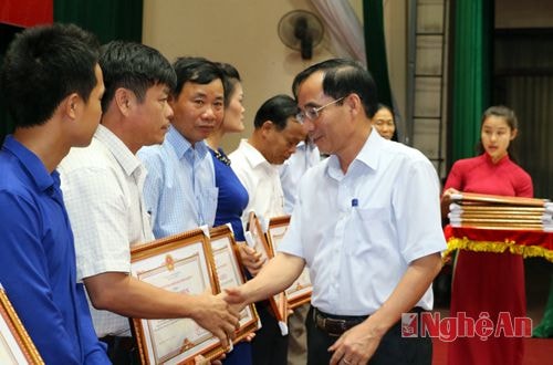 Đồng chí Hoàng Viết Đường tặng bằng khen của UBND tỉnh cho các tập thể xuất sắc
