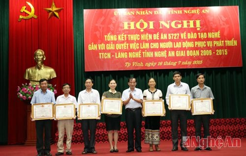 Tặng bằng khen cho các cá nhân xuất sắc trong công tác đào tạo nghề