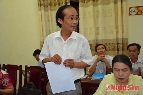 Ông Võ Huy Hường, Phó phòng Lao động Thương binh xã hội TX Cửa Lò thông qua báo cáo kết quả triển khai thực hiện Chương trình Tổng rà soát chính sách ưu đãi đối với người có công cách mạng trong 2 năm (2014 -2015).