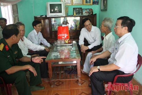Đoàn đã đến thăm gia đình ông Trần Văn Vinh ( bố liệt sỹ Trần Văn Quang, đã hy sinh tại chiến trường Tây Nam) trú tại khối Bắc Hòa – phường Nghi Hoa (TX Cửa Lò). 