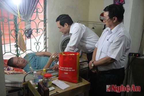 Ông Nguyễn Ngọc Ngà - Thương binh 4/4, trú tại khối Hải Giang, phường Nghi Hải, TX Cửa Lò hiện nằm một chỗ vì tai biến. Mặc dù vậy, ông vẫn trò chuyện và kể lại những kỷ niệm thời khói lửa với đoàn đến thăm. 