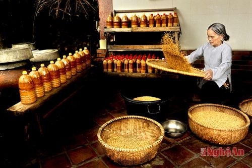 Làm tương truyền thống tại xã Vân Diên (Nam Đàn). Ảnh:  Quang Dũng