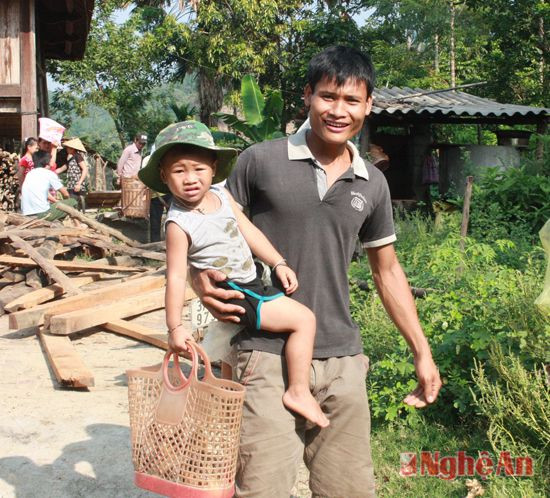 Hai cha con cùng đi nhận vịt