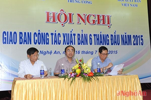 Chủ trì hội nghị