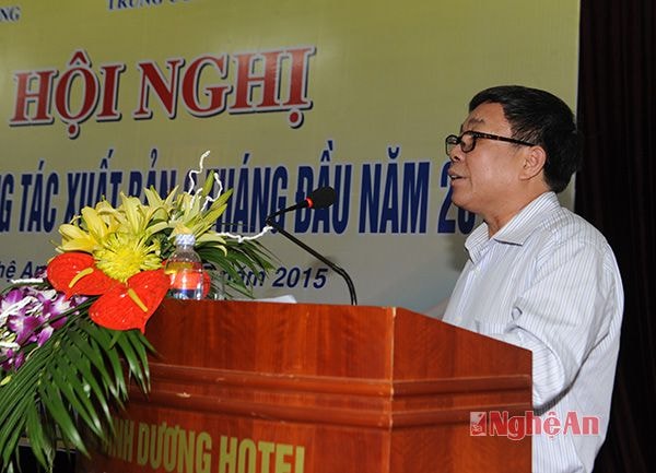 Đồng chí Hồ Xuân Sơn - Q. Giám đốc Nhà xuất bản Nghệ An trình bày tham luận.