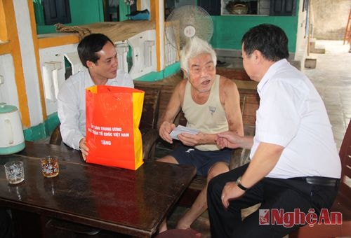 Ông Hoàng Văn Thuận là thương binh 2/4, trú tại khối Hải Bình - phường Nghi Hải (TX Cửa Lò): “Cảm ơn Đoàn MTTQ Trung ương đã đến thăm và tặng quà đối tượng chính sách, bản thân tôi rất xúc động khi được Đảng và Nhà nước quan tâm sau khi rời quân ngũ”.
