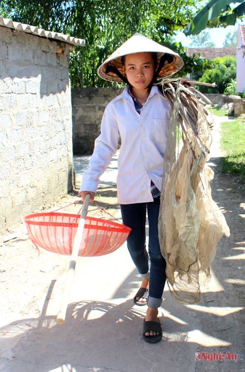 Lan Anh chuẩn bị te để bắt tôm, tép.