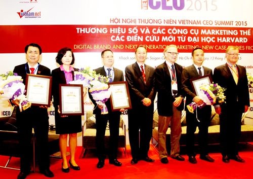 Đại diện Vinamilk và các doanh nghiệp trong top 10 doanh nghiệp uy tín nhất trên truyền thông năm 2015