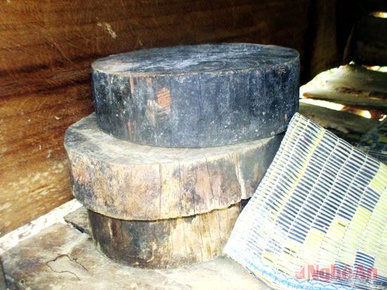 Thớt chặt thịt và những dụng cụ nấu nướng đều để lại đền