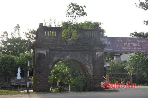 Ngay cạnh chợ Phù Xá, cổng làng Phù Xá - Tại nơi này mẹ Nguyễn Thị Phia đã đứng dậy diễn thuyết vạch trần tội ác của thực dân đế quốc kêu gọi nông dân đứng dậy biểu tình đòi ruộng đất cho dân cày.
