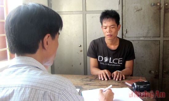 Phóng viên Báo Nghệ An tiếp cận đối tượng Cao Minh Quyết.