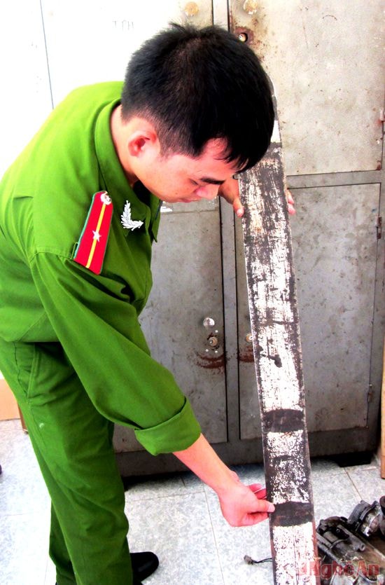 Lam cưa xăng được hàn nối dài tới 1,6m (tang vật thu được).