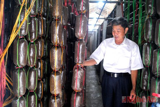 Ông Lê Văn Hạnh giới thiệu về cơ sở sản xuất nấm linh chi.