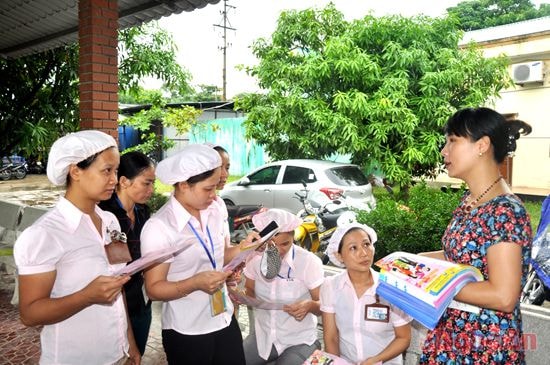 Truyền thông tư vấn về CSSKSS cho nữ công nhân tại Khu công nghiệp Nam Cấm.  Ảnh: Thành Hưng