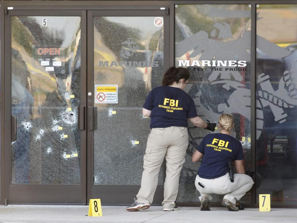 Các đặc vụ FBI điều tra tại hiện trường vụ xả súng ở thành phố Chattanooga. 4 lính thủy đánh bộ đã thiệt mạng hôm 16/7 khi một tay súng nã đạn vào 2 văn phòng quân sự, trước khi y bị bắn chết sau đó không lâu. Các quan chức gọi đây là hành vi khủng bố trong nước trâng tráo và hung bạo.