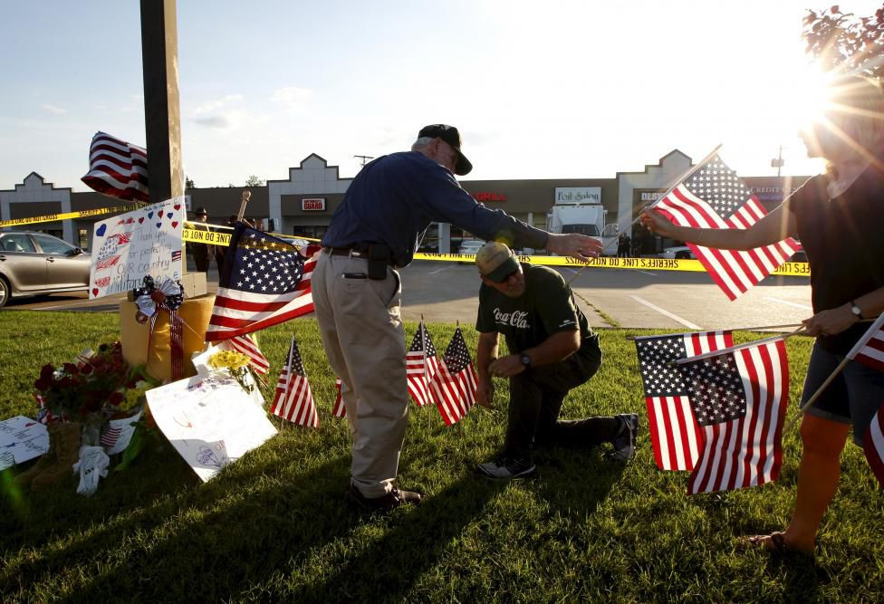 Quốc kỳ Mỹ được đặt trang trọng trước trung tâm các lực lượng vũ trang tại Chattanooga, Tennessee để tưởng niệm các nạn nhân.