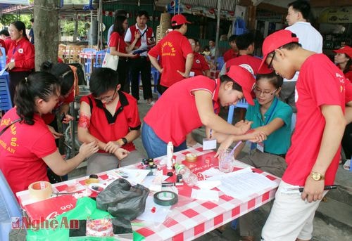 Các đội tham gia phần thi thực hành kỹ thuật sơ cấp cứu