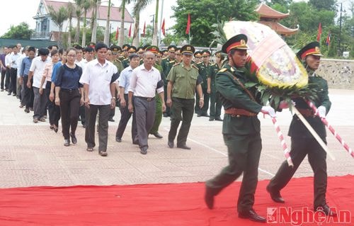 Các đại biểu dâng hoa, dâng hương tưởng niệm các anh hùng liệt sỹ.