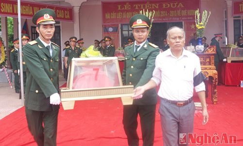 Lễ di quan, tiễn đưa các anh hùng liệt sỹ trở về quê hương, bản quán.
