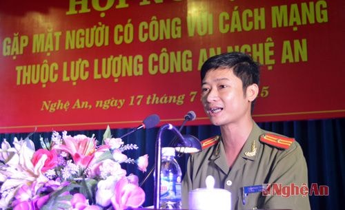Thiếu tá Trần Ngọc Tuấn - Phó trưởng phòng Tổ chức - Công an tỉnh báo cáo những kết quả nổi bật của công tác chính sách đối với người có công trong 5 năm qua.