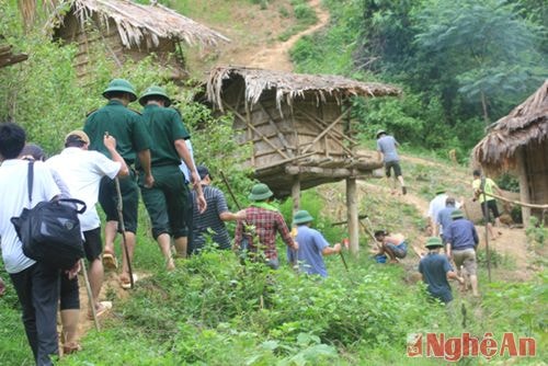 Lực lượng công an, bộ đội biên phòng và các cơ qua chức năng đang có mặt tại Bản Phồng, vừa phối hợp điều tra vụ án mạng, vừa ổn định tâm lý cho bà con yên tâm sản xuất.