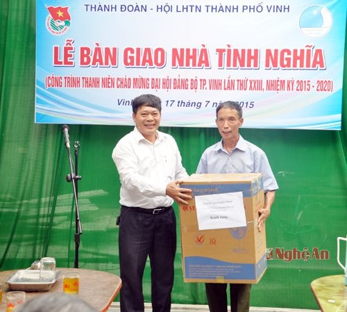 Đồng chí Nguyễn Quốc Thanh- Phó Trưởng Ban Thường trức Ban Dân vận TP Vinh trao quà cho gia đình ông Hoàng Văn Dung