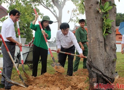 Trồng cây xanh lưu niệm tại Khu di tích lịch sử Truông Bồn.