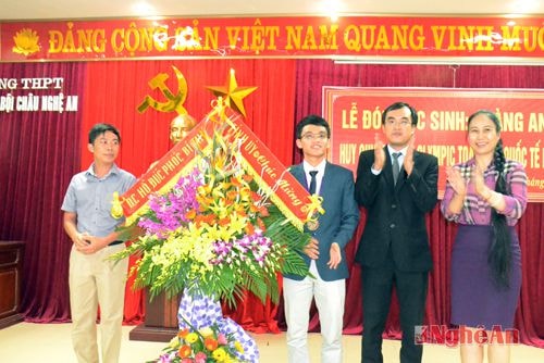 Đồng thời bày tỏ xúc động khi sau 18 năm chờ đợi, một học sinh chuyên Toán của Trường THPT chuyên Phan Bội Châu đã đạt huy chương ở kỳ thi Olimpic quốc tế