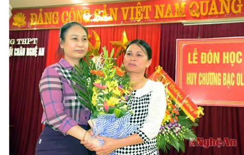 Tặng hoa chúc mừng em Hoàng Anh Tài, đồng chí Đinh Thị Lệ Thanh bày tỏ tình cảm chân thành và sự cảm kích đối với người phụ nữ đã thầm lặng hi sinh vì gia đình và con cái