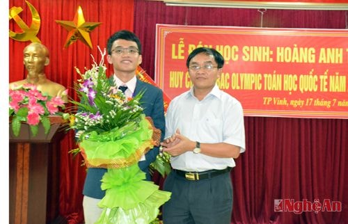 Đại diện Hội cựu học sinh trường chúc mừng thành tích của em Hoàng Anh Tài 