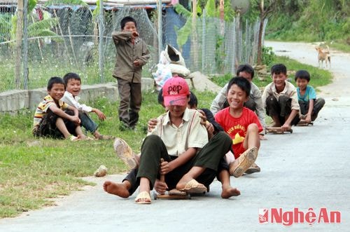 Trò chơi “độc” này chỉ dành riêng cho các em nam. Vào những ngày hè, đông đảo trẻ em tham gia.