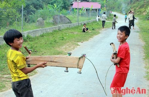 Có khi, các em còn nối nhiều “ô tô” lại với nhau để có thể trượt “bay” hơn.