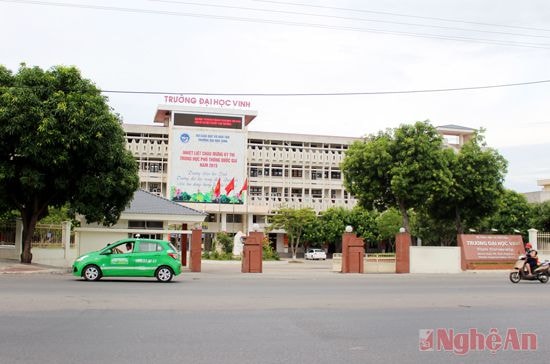 Đường Lê Duẩn trước Trường Đại học Vinh.