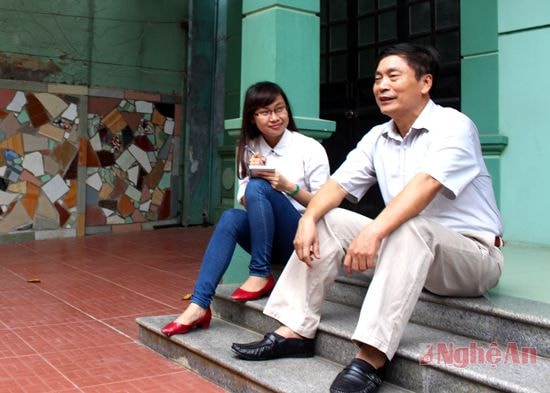 Thầy giáo Nguyễn Công Khanh trò chuyện  cùng phóng viên.