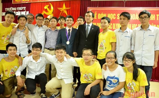 Thầy giáo và bạn bè chúc mừng Hoàng Anh Tài. Ảnh: đinh nguyệt