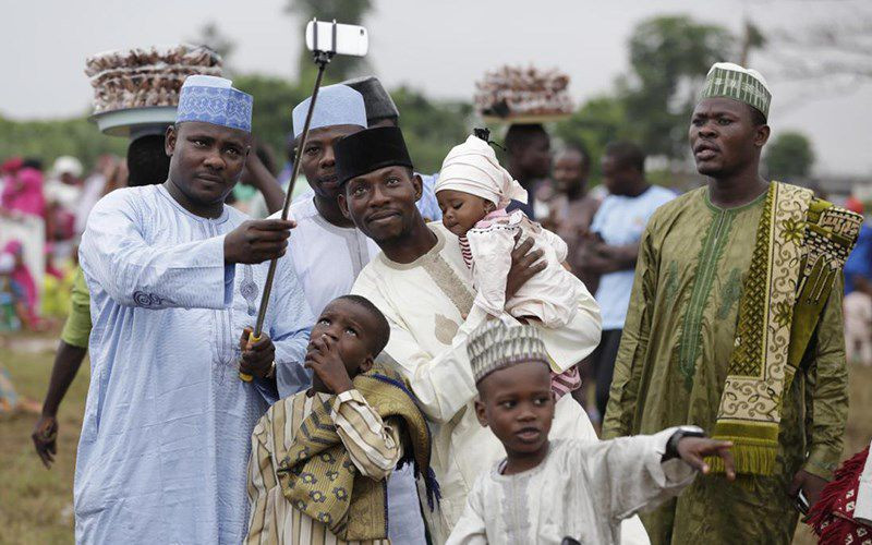 Một gia đình Hồi giáo ở Nigeria tranh thủ chụp một bức ảnh trước buổi lễ cầu nguyện Eid Al Fitr ngày 17/7 để kết thúc tháng ăn chay Ramadan. (ảnh: AP)