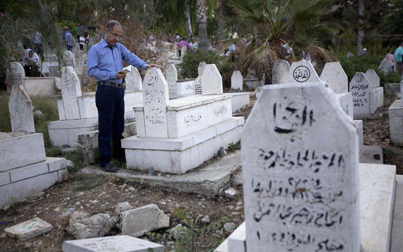 Trong khi đó, một người đàn ông Palestine thăm mộ người thân tại một nghĩa trang ở Bờ Tây trong dịp lễ Eid Al Fitr. Ảnh: AP