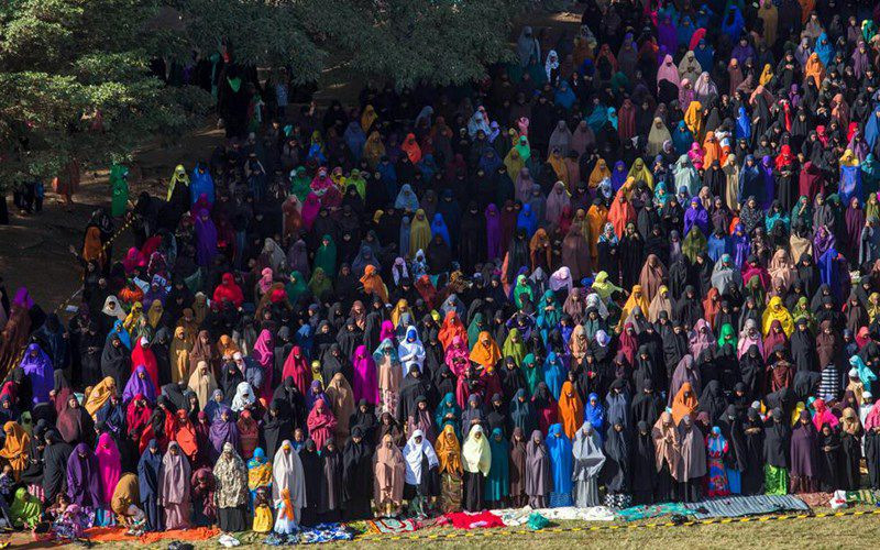 Tại trường Trung học Eastleigh ở Eastleigh, vùng ngoại ô của Nairobi, những người Hồi giáo với quần áo nhiều màu rực rỡ cầu nguyện trong dịp lễ Eid Al Fitr. Ảnh: Reuters